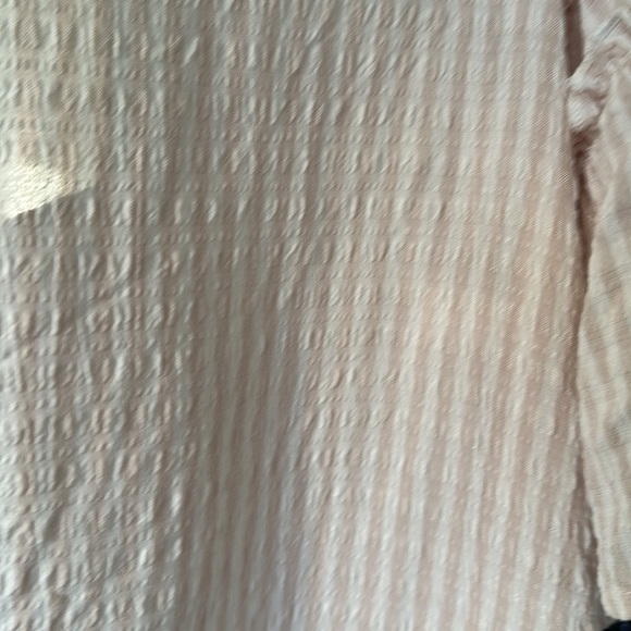 Chelsea & Theodore top with wide ruffled sleeves. Size small. - Picture 16 of 16